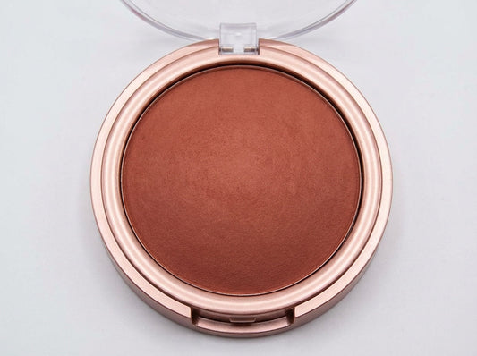 Verleihen Sie Ihrem Teint mit diesem strahlenden gebackenen Bronzer einen schönen Glow. Er wurde entwickelt, um einen sanften … Effekt zu erzielen.